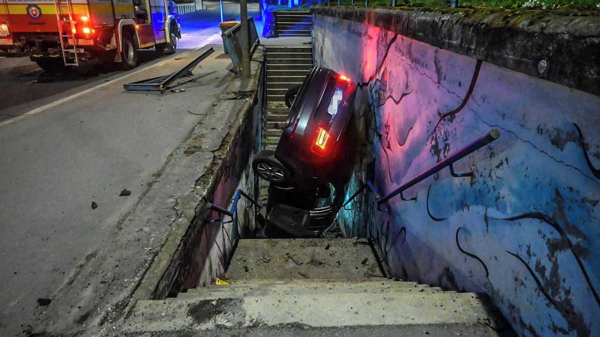 Octavia skončila v podchodu, řidič z místa nehody odešel